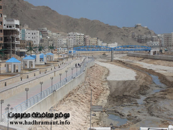 صورة لخور المكلا اثناء رصفه تمهيدا لضخ الماء فيه