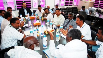 mukalla_descussing_travel.JPG