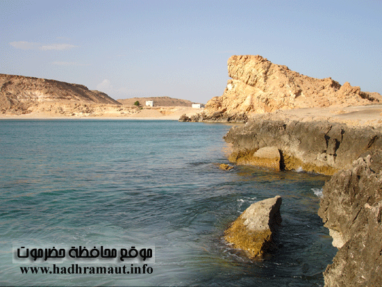 أصطدام الامواج الهادي بصخور شرمة 