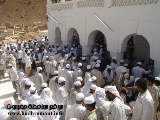 دخول الزائرين الى القبة للسلام على صاحب القبر الشريف